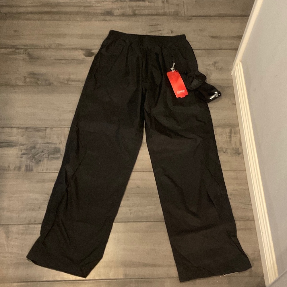 NWT 33,000 Ft Black all-weather Rain Pants. Size Small